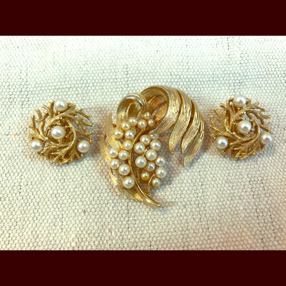 SIGNED Lisner Gold Tone Brooch & Earrings Set - Picture 1 of 8